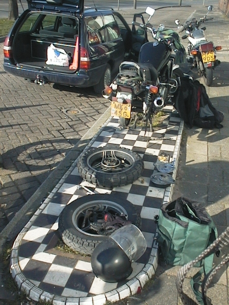 Motorbike and two wheels on the floor en twee wielen op de grond