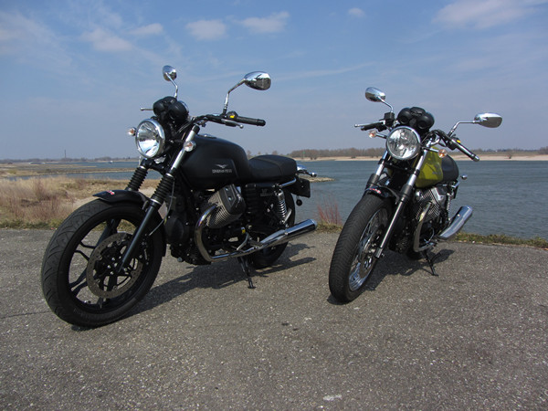 Two motorcycles with water behind them motoren met water er achter