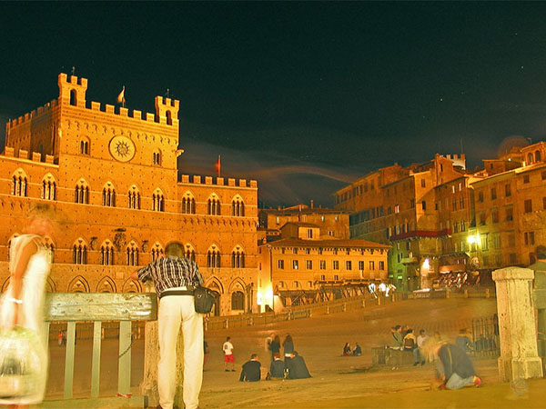 Plein in avondlicht in Siena