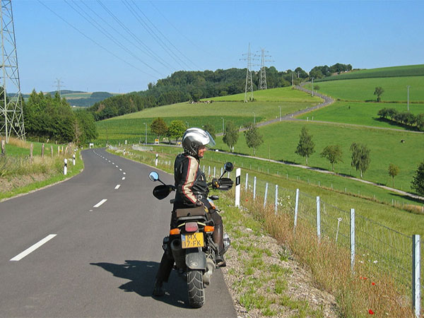 Road with long wide corners and a clear view ahead