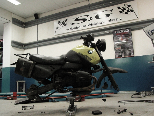 BMW R1100GS without wheel