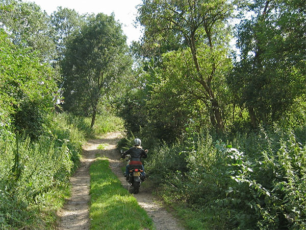 Motorcycle on unpaved parh op onverhard pad