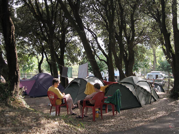 Pieter and Ernst on plastic chairs in the shade next to the tent