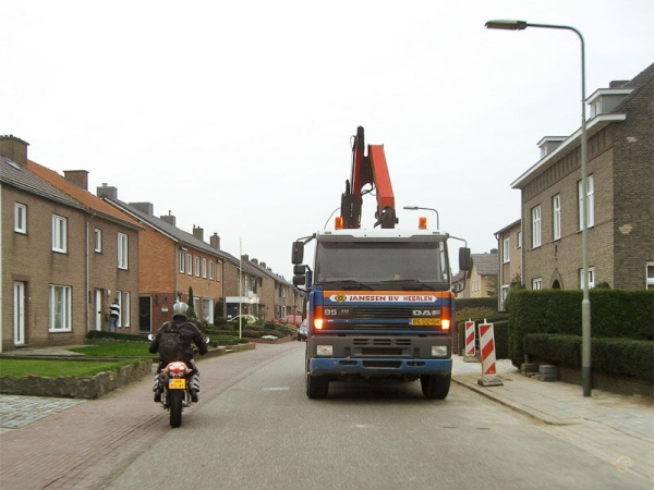 Motorcycle rider overtakes stopped truck, and rides to the left side