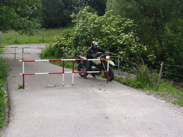 MBMW R1100GS trying to ride around a gate