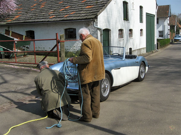 Two men, a piece of rope and a classic car